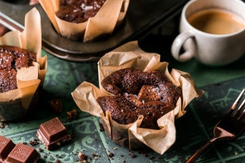 Saftige Schokomuffins | Im veganen Schokoladenhimmel! 9 Einfaches Rezept für vegane Schokomuffins und entdecke neue Sorten von RITTER SPORT. Erfahre 5 Tipps für erfolgreiches veganes Backen.