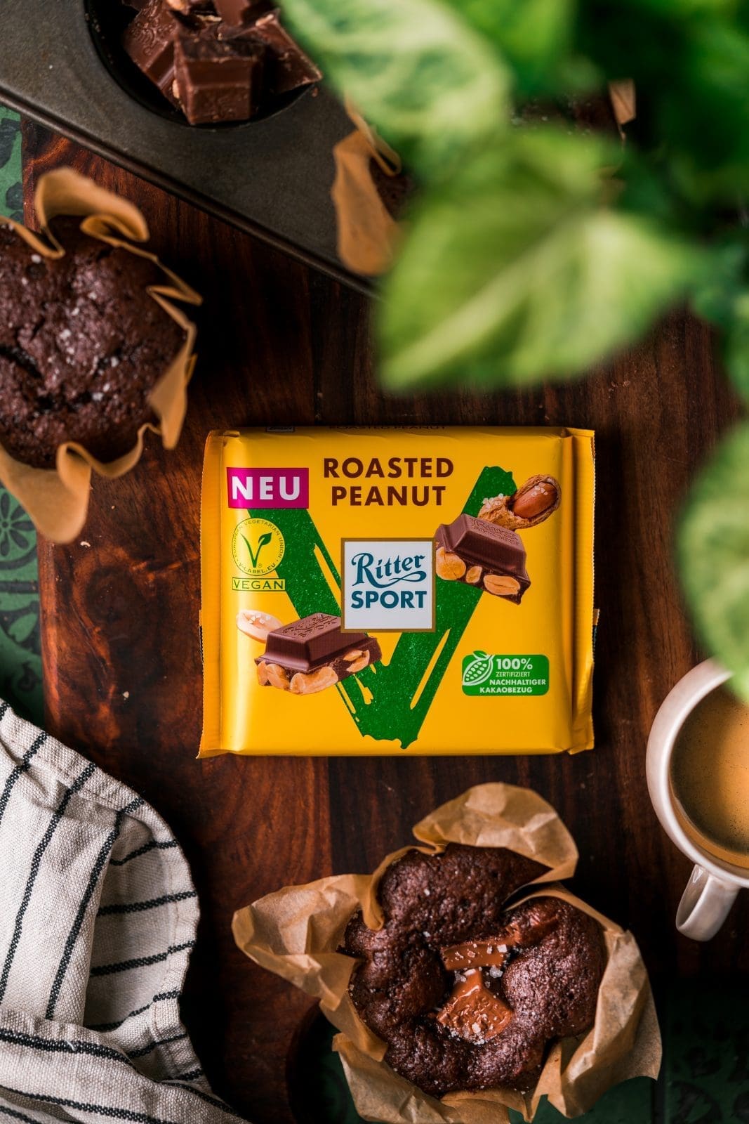 Vegane Schokomuffins RITTER 6 | Hey, Lust auf etwas Süßes? Wie wäre es mit einem leckeren Schokomuffin?  Mit unserem einfachen Rezept für vegane Schokomuffins kannst du den süßen Genuss ohne tierische Produkte genießen. Und das Beste daran? Die Muffins sind perfekt geeignet, um die 2 neuen veganen Schokosorten von RITTER SPORT zu testen. In diesem Blogpost teilen wir unser Lieblingsrezept für saftige vegane Schokomuffins, die in Kombination mit den neuen Schokosorten einfach unschlagbar sind. Lass dich von unserem Rezept inspirieren und zaubere einen perfekten Schokomuffin ...
