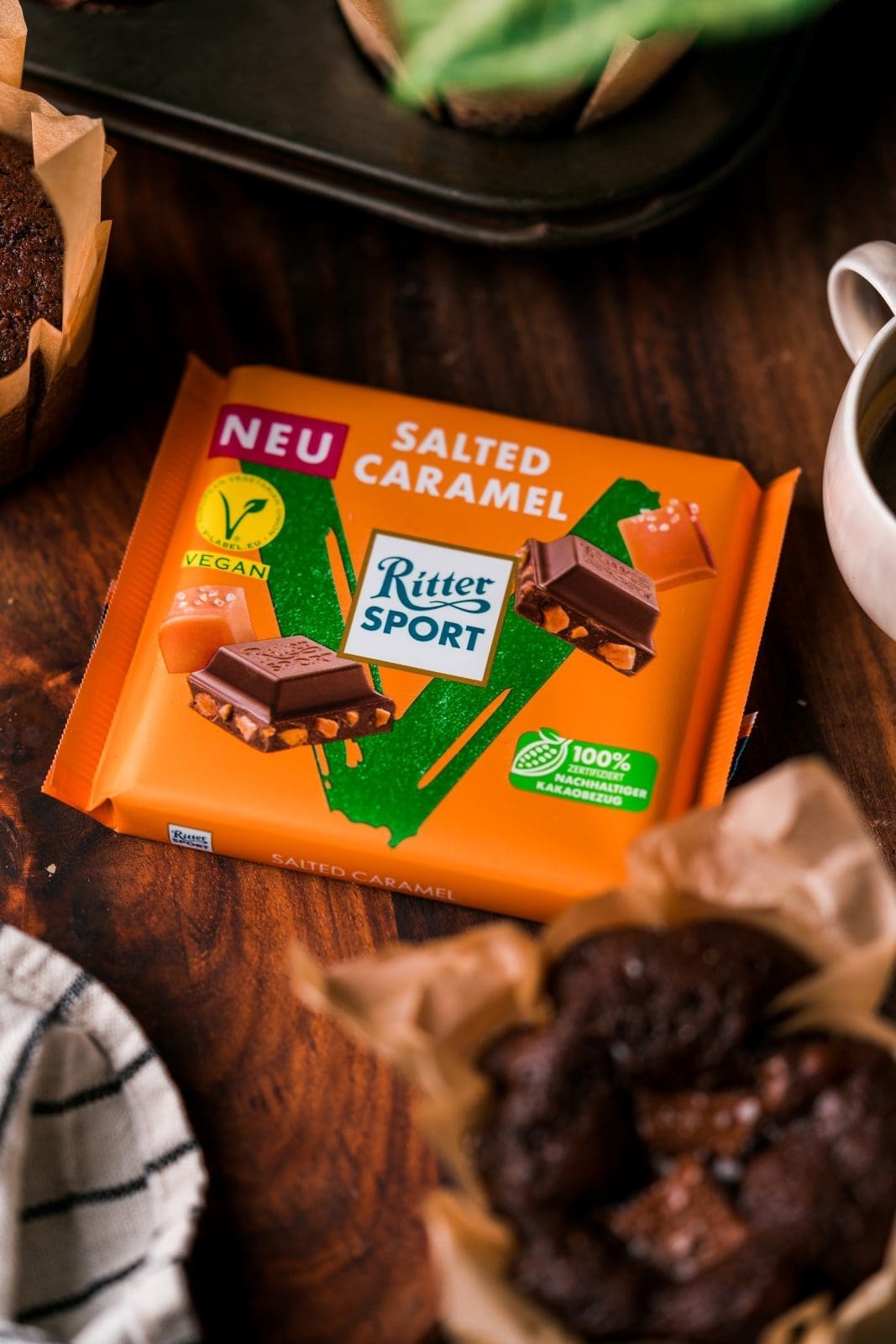 Vegane Schokomuffins RITTER 7 | Hey, Lust auf etwas Süßes? Wie wäre es mit einem leckeren Schokomuffin?  Mit unserem einfachen Rezept für vegane Schokomuffins kannst du den süßen Genuss ohne tierische Produkte genießen. Und das Beste daran? Die Muffins sind perfekt geeignet, um die 2 neuen veganen Schokosorten von RITTER SPORT zu testen. In diesem Blogpost teilen wir unser Lieblingsrezept für saftige vegane Schokomuffins, die in Kombination mit den neuen Schokosorten einfach unschlagbar sind. Lass dich von unserem Rezept inspirieren und zaubere einen perfekten Schokomuffin ...