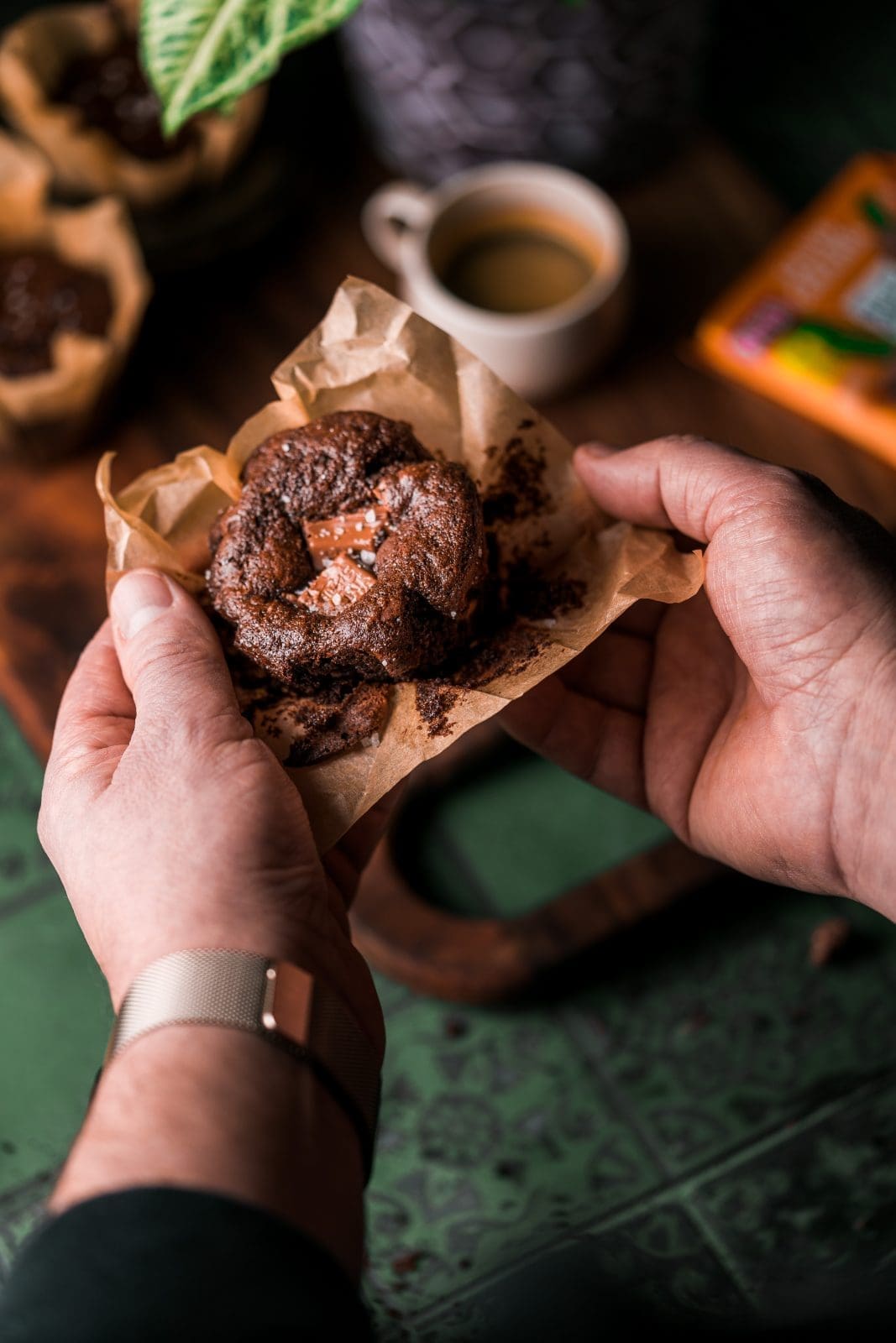 Vegane Schokomuffins RITTER 8 | Hey, Lust auf etwas Süßes? Wie wäre es mit einem leckeren Schokomuffin?  Mit unserem einfachen Rezept für vegane Schokomuffins kannst du den süßen Genuss ohne tierische Produkte genießen. Und das Beste daran? Die Muffins sind perfekt geeignet, um die 2 neuen veganen Schokosorten von RITTER SPORT zu testen. In diesem Blogpost teilen wir unser Lieblingsrezept für saftige vegane Schokomuffins, die in Kombination mit den neuen Schokosorten einfach unschlagbar sind. Lass dich von unserem Rezept inspirieren und zaubere einen perfekten Schokomuffin ...