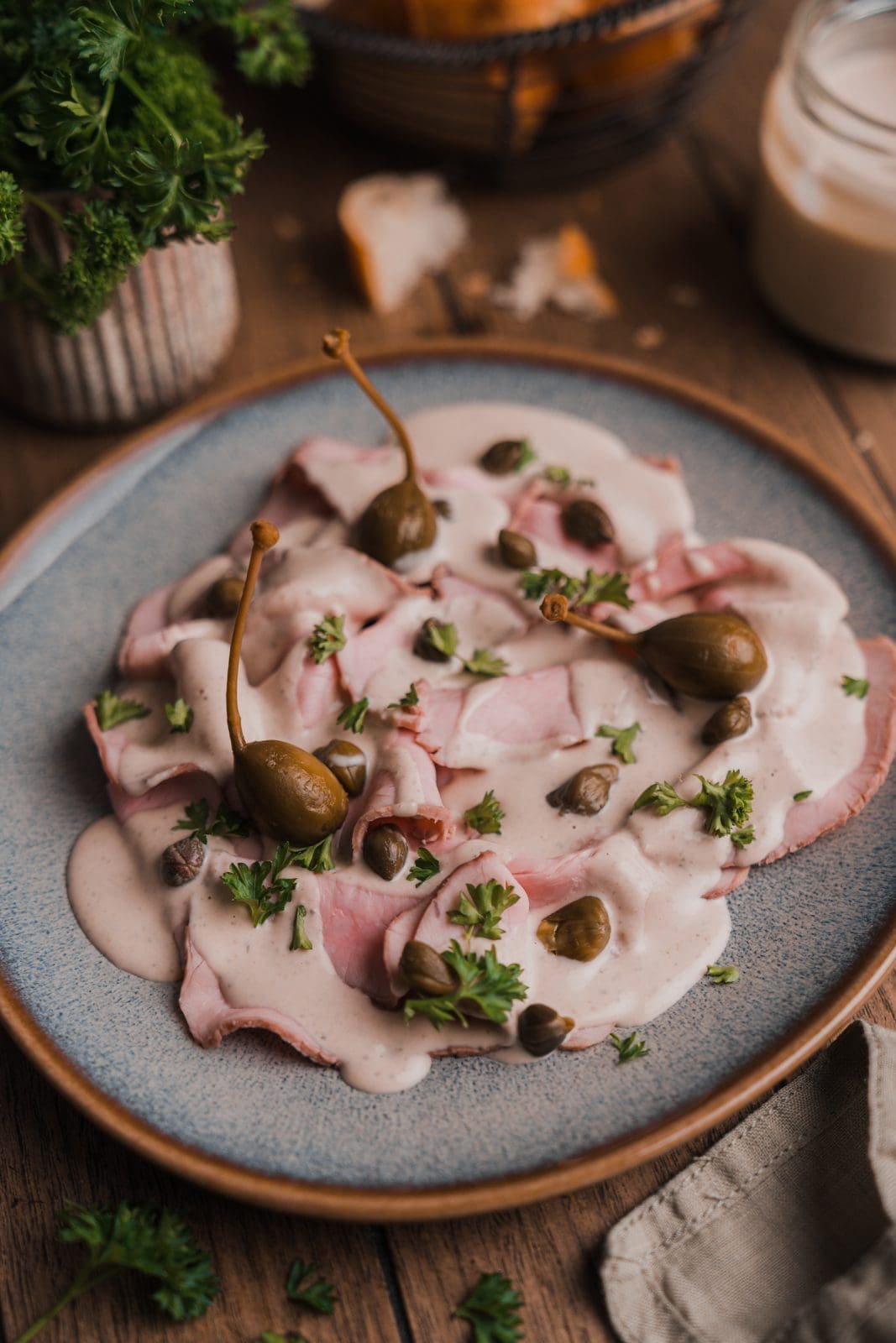Vitello Tonnato 2 Vitello Tonatto 2022 2 | Vitello Tonnato lieben wir und die ganze Familie als Vorspeise über alles, wenn wir italienisch essen gehen. Zubereitet haben wir es auch schon sehr oft. Aber seit wir mehr und mehr sous-vide garen, musste natürlich auch solch ein leckeres Stück Kalbsfleisch mal schön verschweisst, ins warme Wasser.
