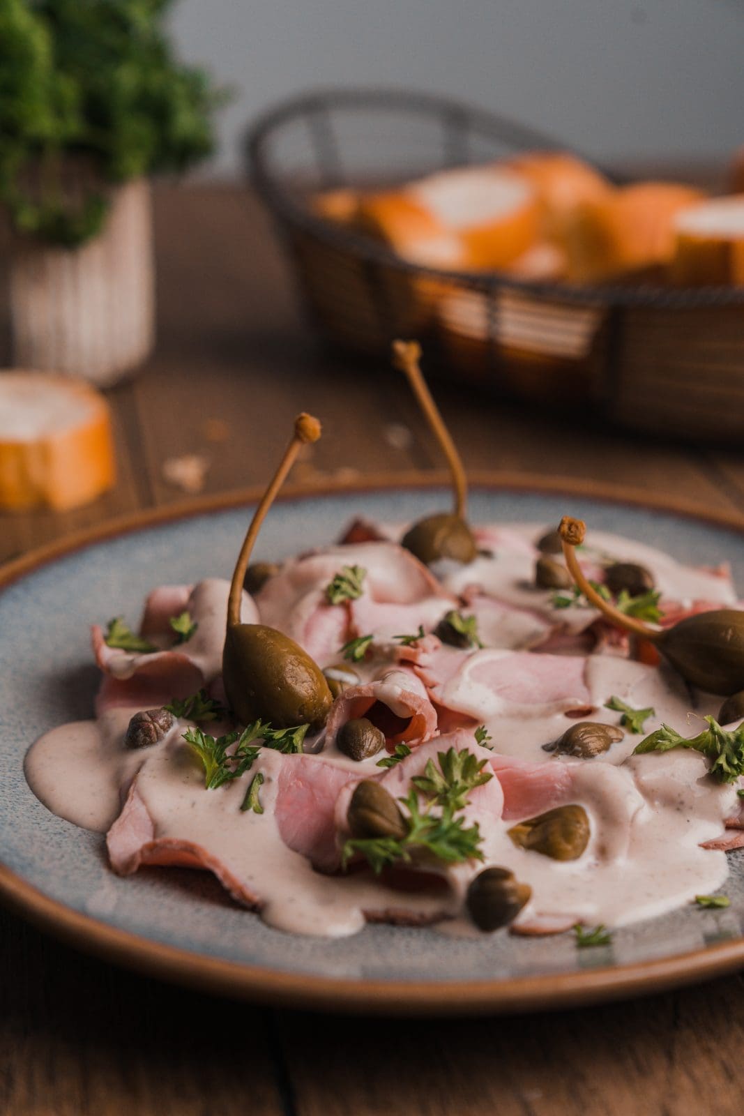 Vitello Tonnato 4 Vitello Tonatto 2022 4 1 | Vitello Tonnato lieben wir und die ganze Familie als Vorspeise über alles, wenn wir italienisch essen gehen. Zubereitet haben wir es auch schon sehr oft. Aber seit wir mehr und mehr sous-vide garen, musste natürlich auch solch ein leckeres Stück Kalbsfleisch mal schön verschweisst, ins warme Wasser.