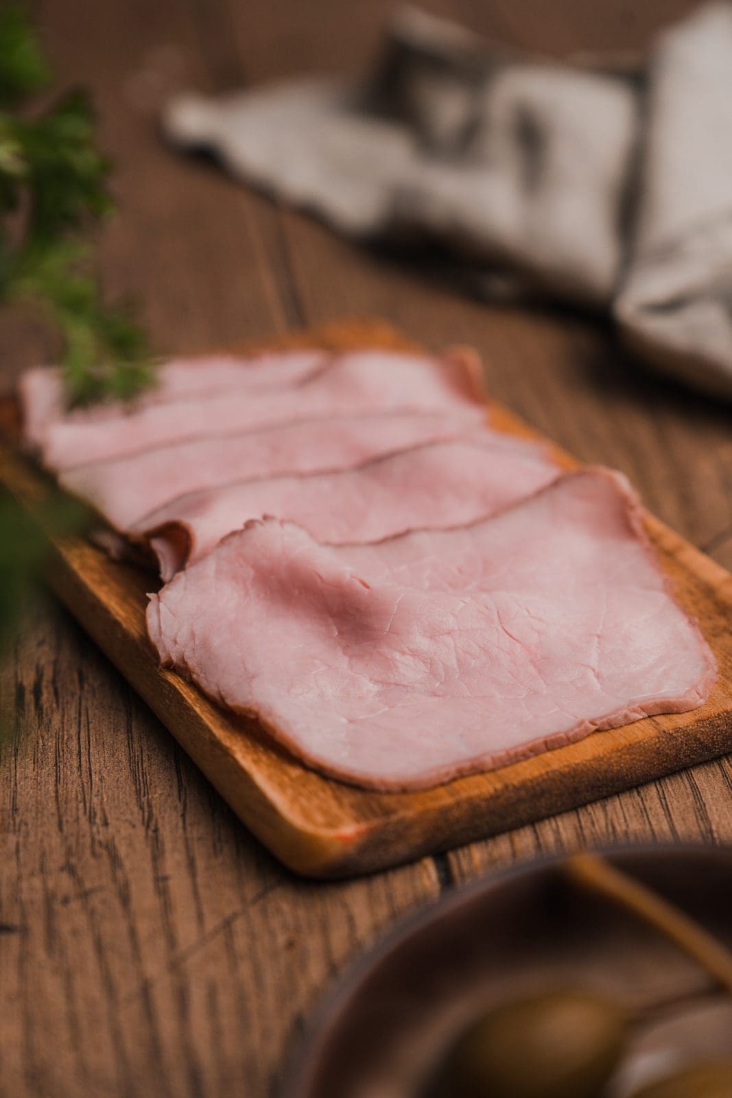 Vitello Tonnato 3 Vitello Tonatto 2022 5 1 | Vitello Tonnato lieben wir und die ganze Familie als Vorspeise über alles, wenn wir italienisch essen gehen. Zubereitet haben wir es auch schon sehr oft. Aber seit wir mehr und mehr sous-vide garen, musste natürlich auch solch ein leckeres Stück Kalbsfleisch mal schön verschweisst, ins warme Wasser.