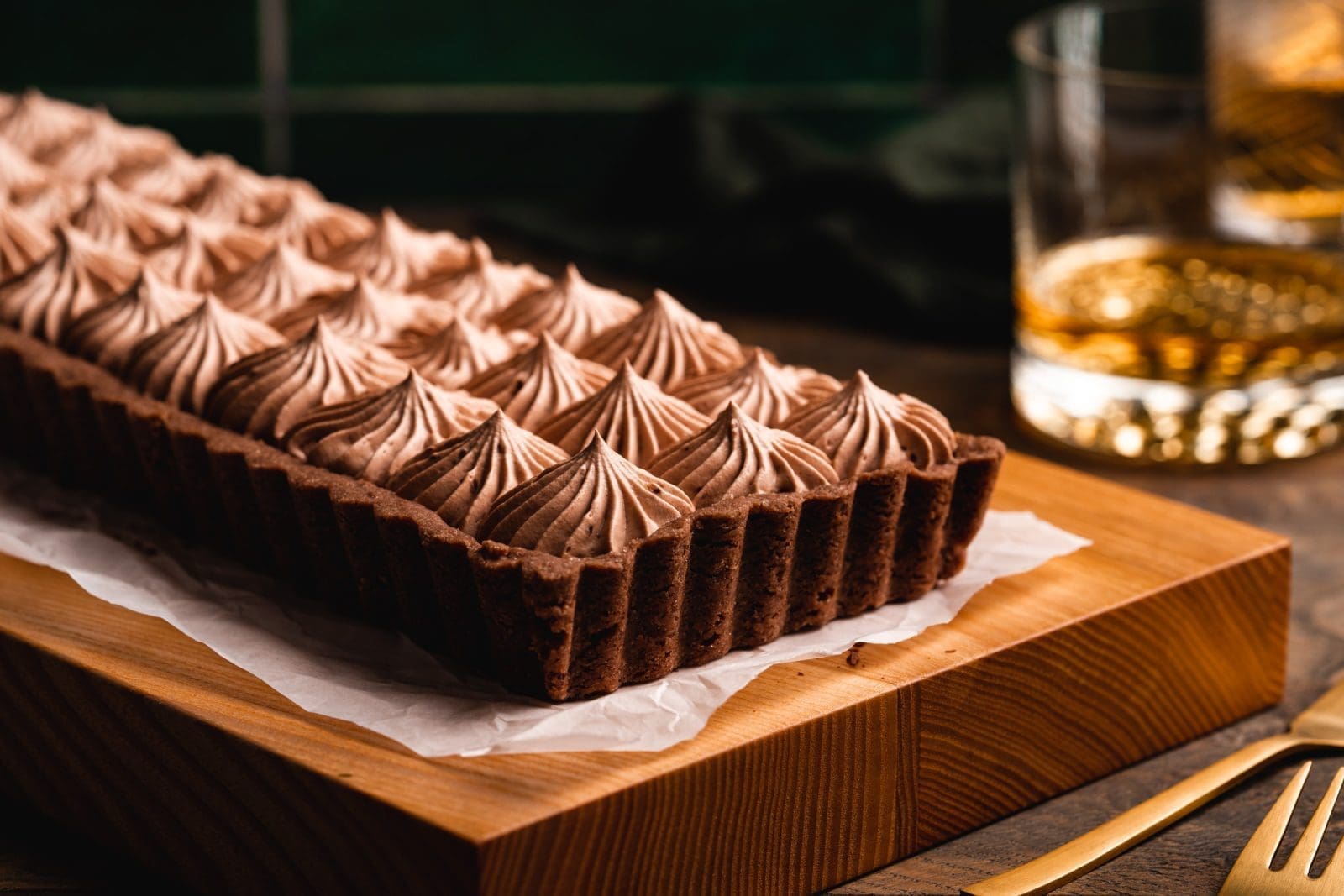 Whisky Schoko Tarte 2 | Seid ihr Fans von der Kombination Schokolade und Whisky? Dann auf jeden Fall weiterlesen. Aber auch die von euch, die Whisky nicht gerne oder gar nicht trinken, sind hier goldrichtig. Die Whiskynote unterstreicht lediglich den Schokoladengeschmack und macht unsere Schoko-Whisky-Tarte komplett rund.