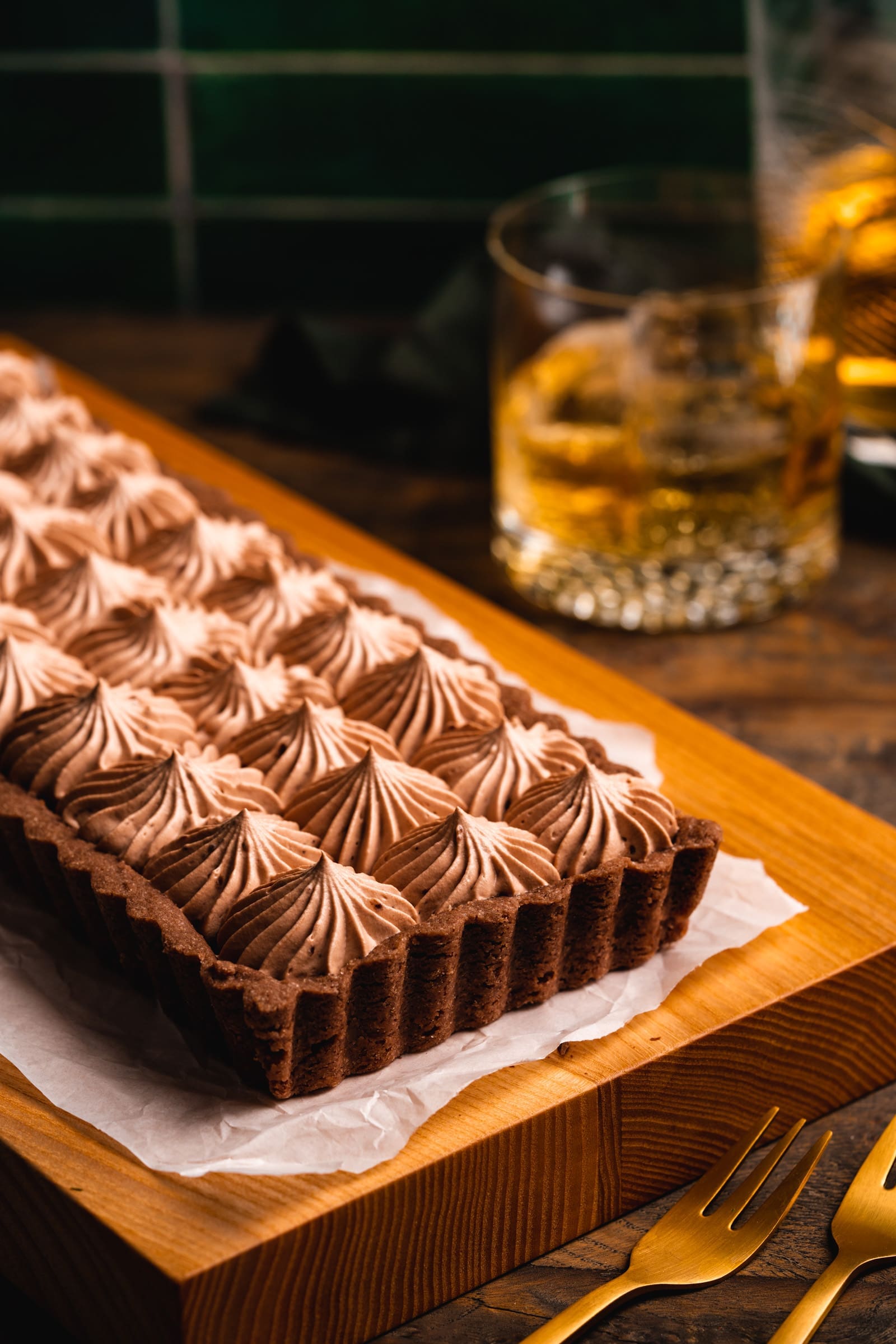 Whisky Schoko Tarte 4 | Seid ihr Fans von der Kombination Schokolade und Whisky? Dann auf jeden Fall weiterlesen. Aber auch die von euch, die Whisky nicht gerne oder gar nicht trinken, sind hier goldrichtig. Die Whiskynote unterstreicht lediglich den Schokoladengeschmack und macht unsere Schoko-Whisky-Tarte komplett rund.