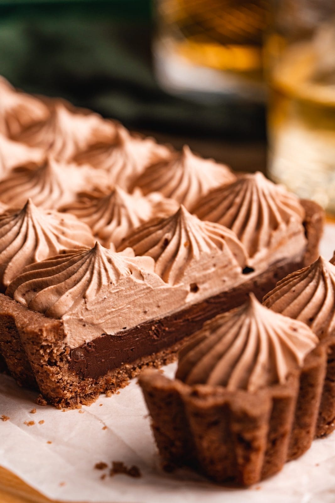 Whisky Schoko Tarte 6 | Seid ihr Fans von der Kombination Schokolade und Whisky? Dann auf jeden Fall weiterlesen. Aber auch die von euch, die Whisky nicht gerne oder gar nicht trinken, sind hier goldrichtig. Die Whiskynote unterstreicht lediglich den Schokoladengeschmack und macht unsere Schoko-Whisky-Tarte komplett rund.