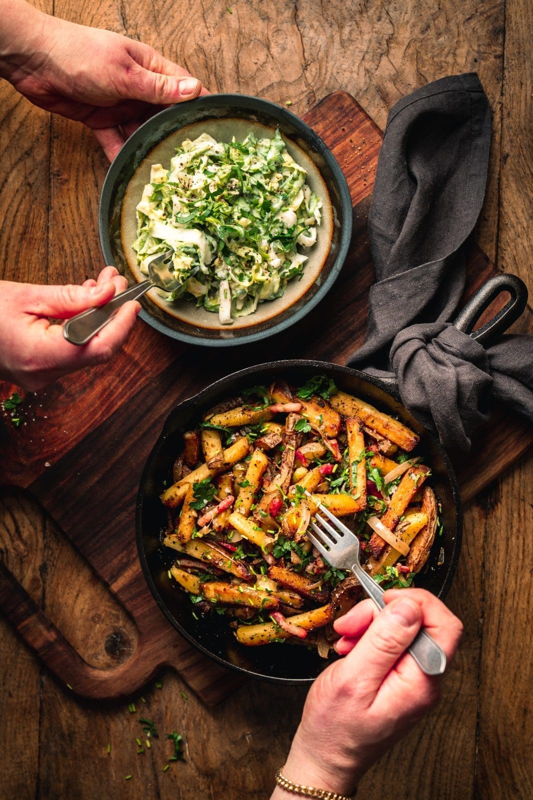 Bratkartoffeln mit Endiviensalat | Fix auf dem Tisch 6 Bratkatroffeln Endivien 12 | Bratkartoffeln mit Endiviensalat. Wer von euch kennt das nicht aus Omas und Muddis Küche?! Wenn ihr solche Gerichte genauso sehr mögt, wie wir, dann seid ihr hier wieder völlig richtig. Und das Schönste ist, dass unser Rezept nicht das einzige ist, das wir euch mitgebracht haben. Denn gemeinsam mit einigen lieben Bloggerfreund:Innen haben wir uns im März das Motto "Hausmannskost" für unsere "Fix auf dem Tisch"-Runde ausgesucht. Heißt, später unten findet ihr auch alle Links zu den weiteren Rezepten.