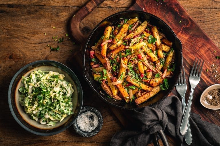 Bratkatroffeln Endivien 5 | Manche Rezepte schmecken nach Zuhause. Bei uns sind das die von Oma Lore – aufgeschrieben an einem Küchentisch im Oberberg, weitergegeben über Generationen und inzwischen unzählige Male von uns nachgekocht. Hühnersuppe, wenn die Nase läuft. Rinderrouladen am Sonntag. Nusskuchen, einfach weil.