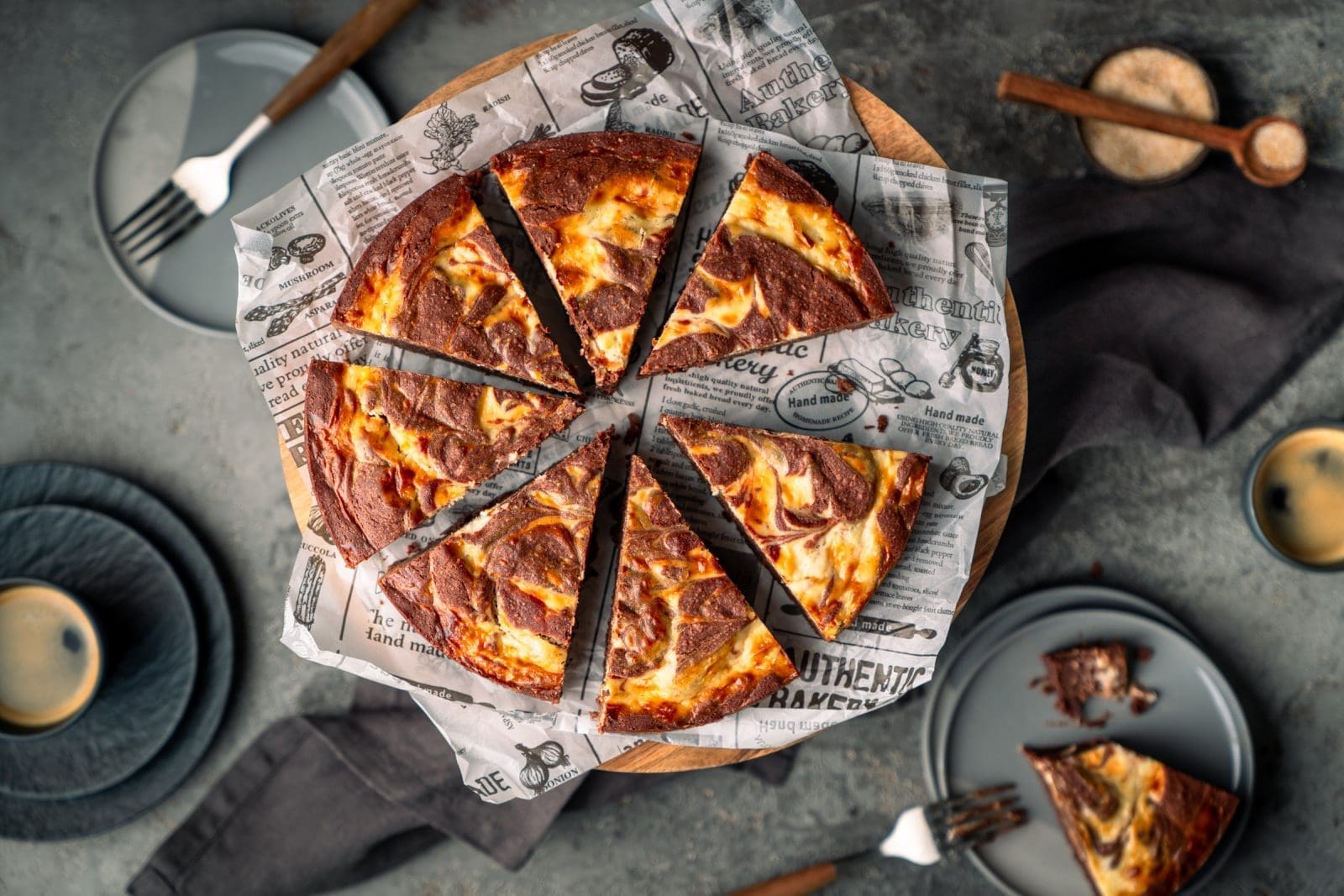 Brownie EasyFry 10 | Hast du schon einmal Brownies gegessen, die so grandios saftig waren, dass sie auf der Zunge zerschmolzen sind – und dabei auch noch "gesund"? Das Geheimnis liegt in einer Zutat, die du vielleicht nicht erwartest: Zucchini! Sie macht diese Brownies nicht nur unwiderstehlich feucht, sondern ist auch perfekt für alle, die auf tierische Produkte verzichten möchten. Egal, ob du vegan lebst, dich gesünder ernähren willst oder einfach Lust auf ein schokoladiges Dessert hast – vegane Zucchini Brownies werden euch garantiert begeistern!