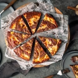 Brownie EasyFry 10 | Na, wer von euch hat Lust auf etwas Süßes? Wir haben nämlich ein neues Rezept für euch, das alle Schokoladenliebhaber glücklich machen wird: einen Fudgy Brownie mit Cheesecake-Swirl aus der Heißluftfritteuse. Ja, ihr habt richtig gehört - wir kombinieren hier den klassischen Brownie mit einer cremigen Käsekuchenfüllung. Das Ergebnis ist ein unglaublich leckerer Kuchen, der auf der Zunge zergeht und euch im Schokoladenhimmel schweben lässt. Und das Beste daran? Dank unserer Easy Fry von TEFAL wird dieser Brownie-Cake nicht nur super saftig und fudgy von innen, sondern auch noch knusprig von außen. Und das noch, ohne langes Vorheizen. Aber Vorsicht: Dieses Rezept könnte süchtig machen! Also schnappt euch eure Schürze und lasst uns loslegen.