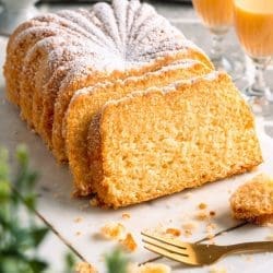 Rezept für einen Eierlikör Guglhupf. Unser saftiger Gugl ist perfekt für die Ostertage, aber wir können ihn über das ganze Jahr genießen. Ihr auch?