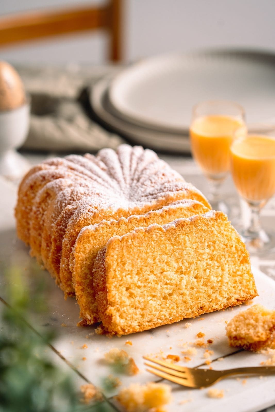 Rezept für einen Eierlikör Guglhupf. Unser saftiger Gugl ist perfekt für die Ostertage, aber wir können ihn über das ganze Jahr genießen. Ihr auch?