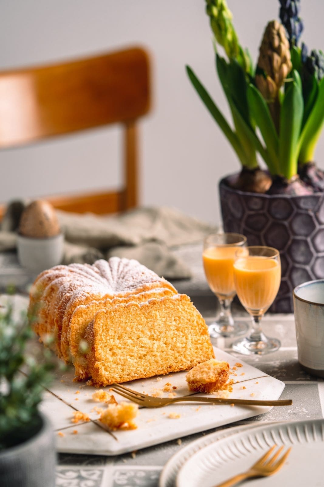 Rezept für einen Eierlikör Guglhupf. Unser saftiger Gugl ist perfekt für die Ostertage, aber wir können ihn über das ganze Jahr genießen. Ihr auch?