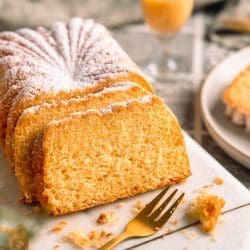 Eierlikör Guglhupf | Auch aus der Kastenform perfekt! 6 Rezept für einen Eierlikör Guglhupf. Unser saftiger Gugl ist perfekt für die Ostertage, aber wir können ihn über das ganze Jahr genießen. Ihr auch?