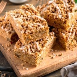 Karotten-Streuselkuchen | Unser Oster-Kuchen vom Blech 10 Dieses Rezept für einen Karotten-Streuselkuchen ist perfekt für Ostern oder für jeden anderen Anlass. Der saftige Teig mit den geriebenen Karotten und den knusprigen Streuseln macht diesen Kuchen zu einem leckeren Genuss für die ganze Familie.