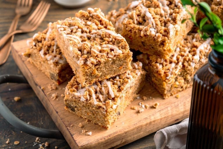 Dieses Rezept für einen Karotten-Streuselkuchen ist perfekt für Ostern oder für jeden anderen Anlass. Der saftige Teig mit den geriebenen Karotten und den knusprigen Streuseln macht diesen Kuchen zu einem leckeren Genuss für die ganze Familie.