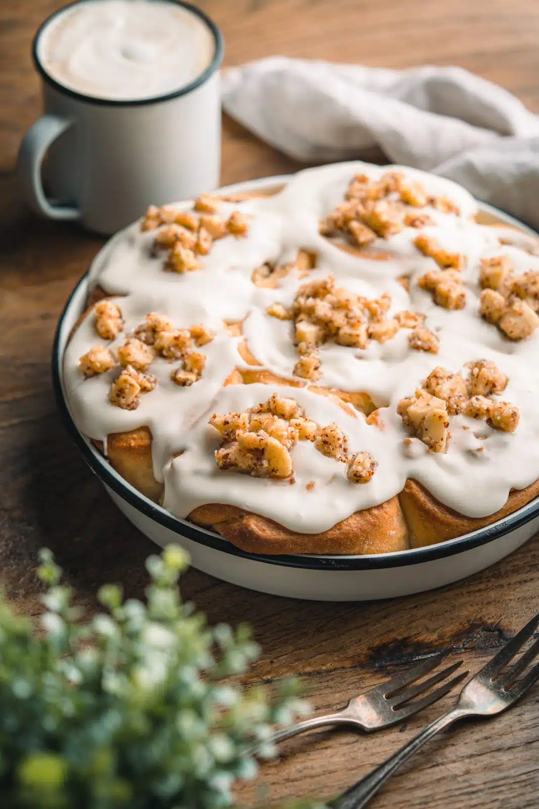 Rezept für luftige Apfelschnecken. Dafür zeigen wir euch, wie einfach ihr einen luftigen Hefeteig für die Schnecken zubereiten könnt.