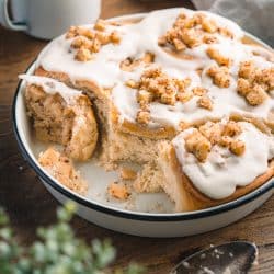 Rezept für luftige Apfelschnecken. Dafür zeigen wir euch, wie einfach ihr einen luftigen Hefeteig für die Schnecken zubereiten könnt.