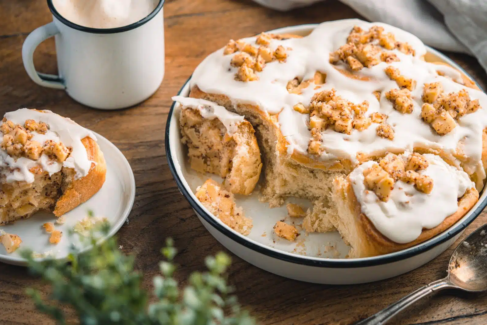 Rezept für luftige Apfelschnecken. Dafür zeigen wir euch, wie einfach ihr einen luftigen Hefeteig für die Schnecken zubereiten könnt.