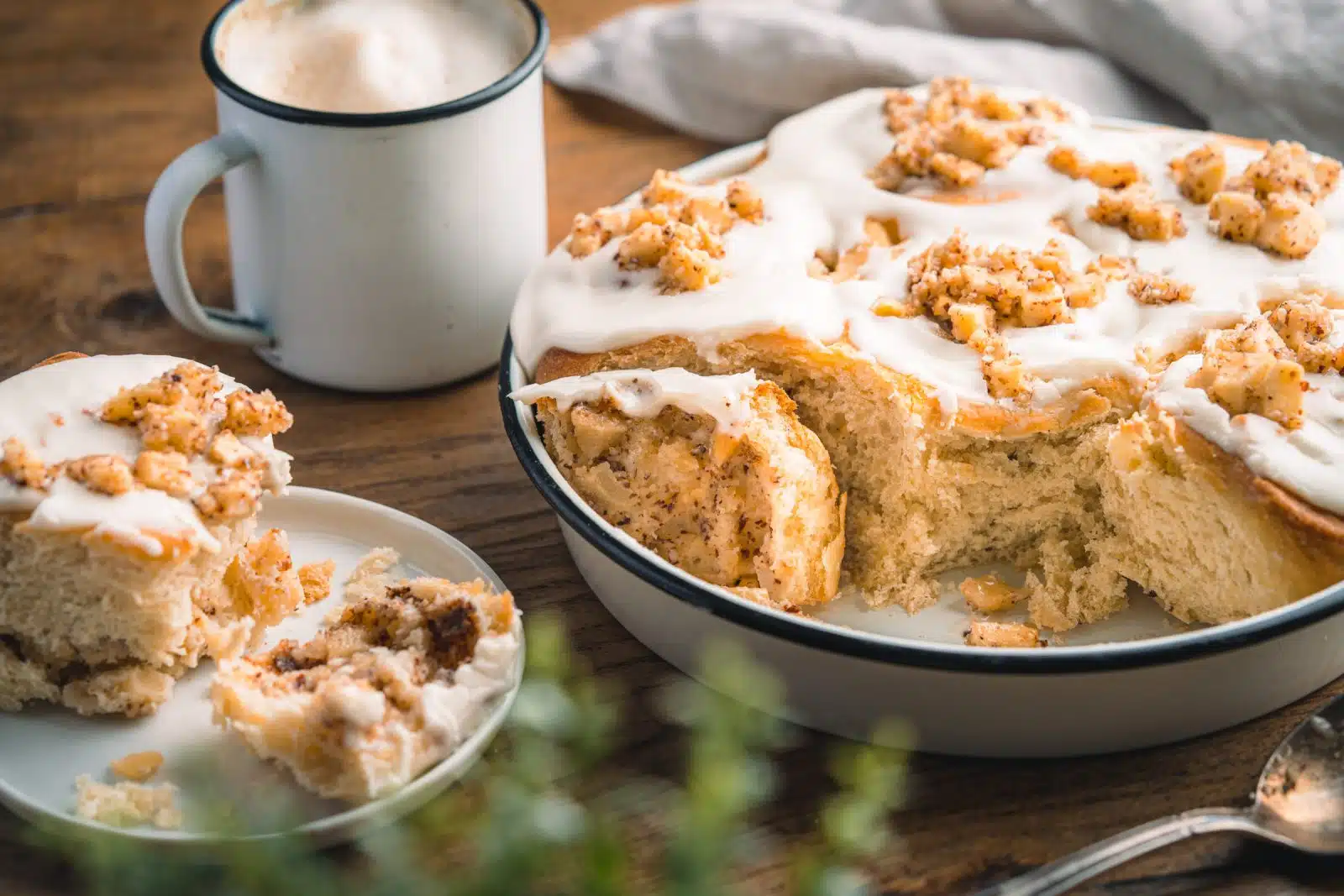 Rezept für luftige Apfelschnecken. Dafür zeigen wir euch, wie einfach ihr einen luftigen Hefeteig für die Schnecken zubereiten könnt.