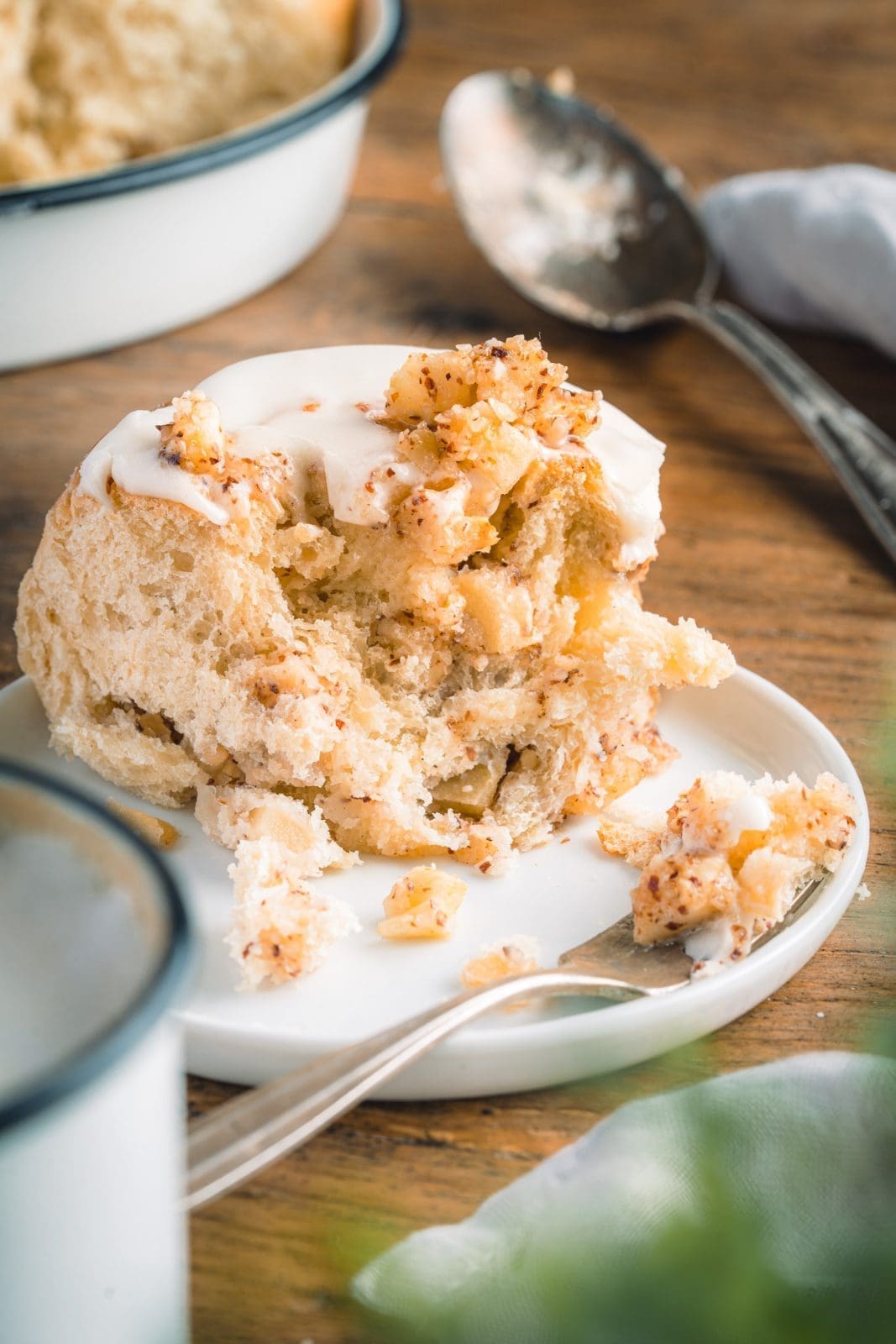 Rezept für luftige Apfelschnecken. Dafür zeigen wir euch, wie einfach ihr einen luftigen Hefeteig für die Schnecken zubereiten könnt.