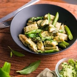 Bärlauch-Gnocchi sind Kartoffelgnocchi mit fein gehacktem Bärlauch im Teig, gekocht und mit Butter und Parmesan serviert.