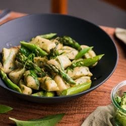 Bärlauch-Gnocchi | Mit grünem Spargel 15 Bärlauch-Gnocchi sind Kartoffelgnocchi mit fein gehacktem Bärlauch im Teig, gekocht und mit Butter und Parmesan serviert.
