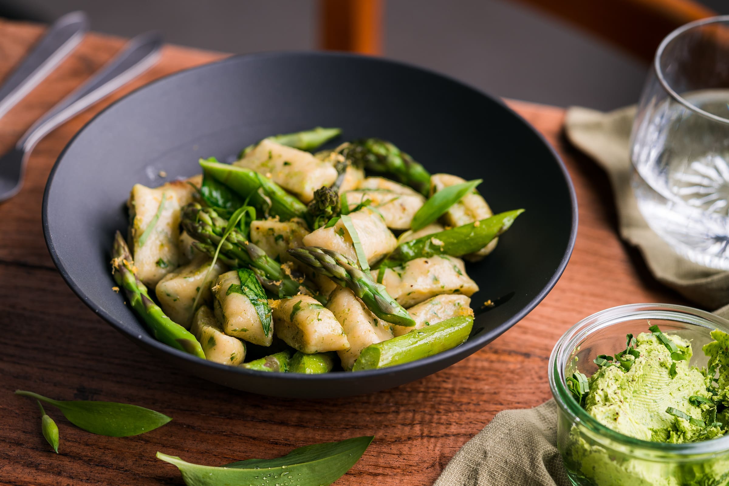 Bärlauch-Gnocchi | Mit grünem Spargel 1 Bärlauch-Gnocchi sind Kartoffelgnocchi mit fein gehacktem Bärlauch im Teig, gekocht und mit Butter und Parmesan serviert.