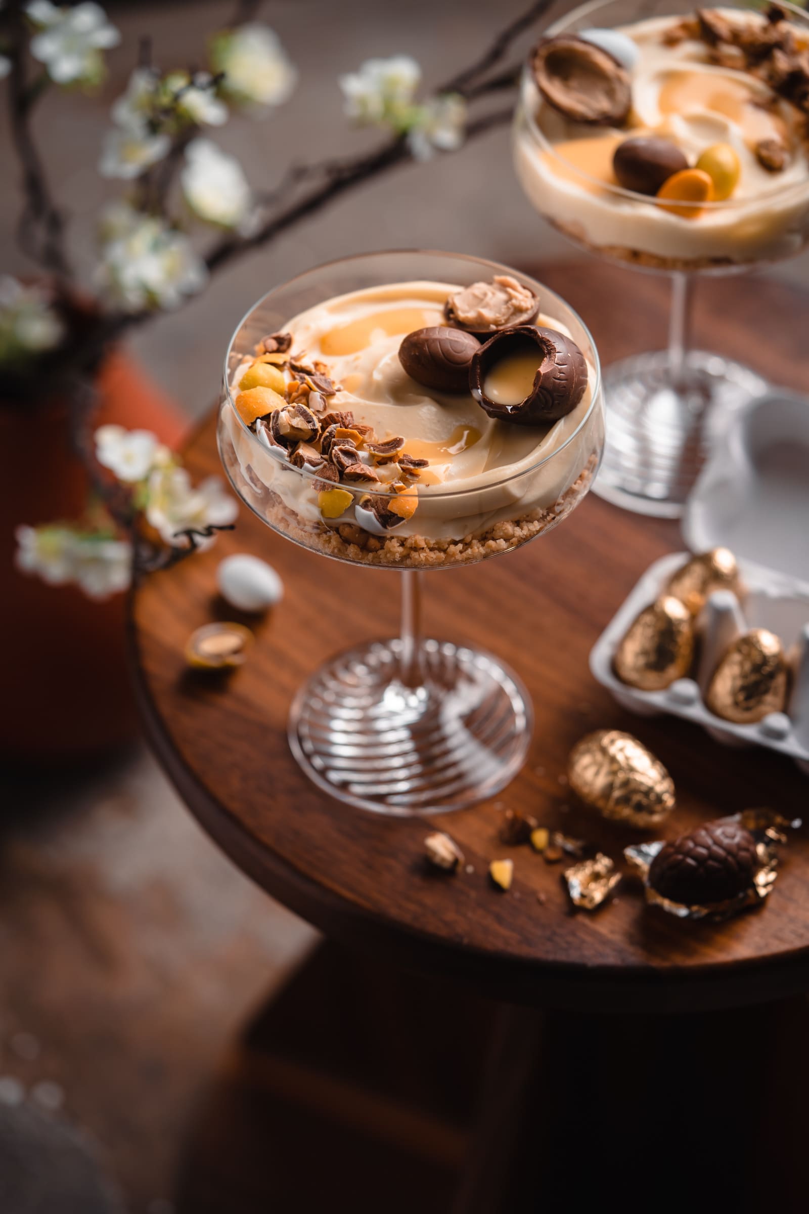 Eierlikör-Cheesecake im Glas: Ein einfaches und köstliches Dessert aus cremigem Frischkäse und süßem Eierlikör, serviert in hübschen Gläsern.