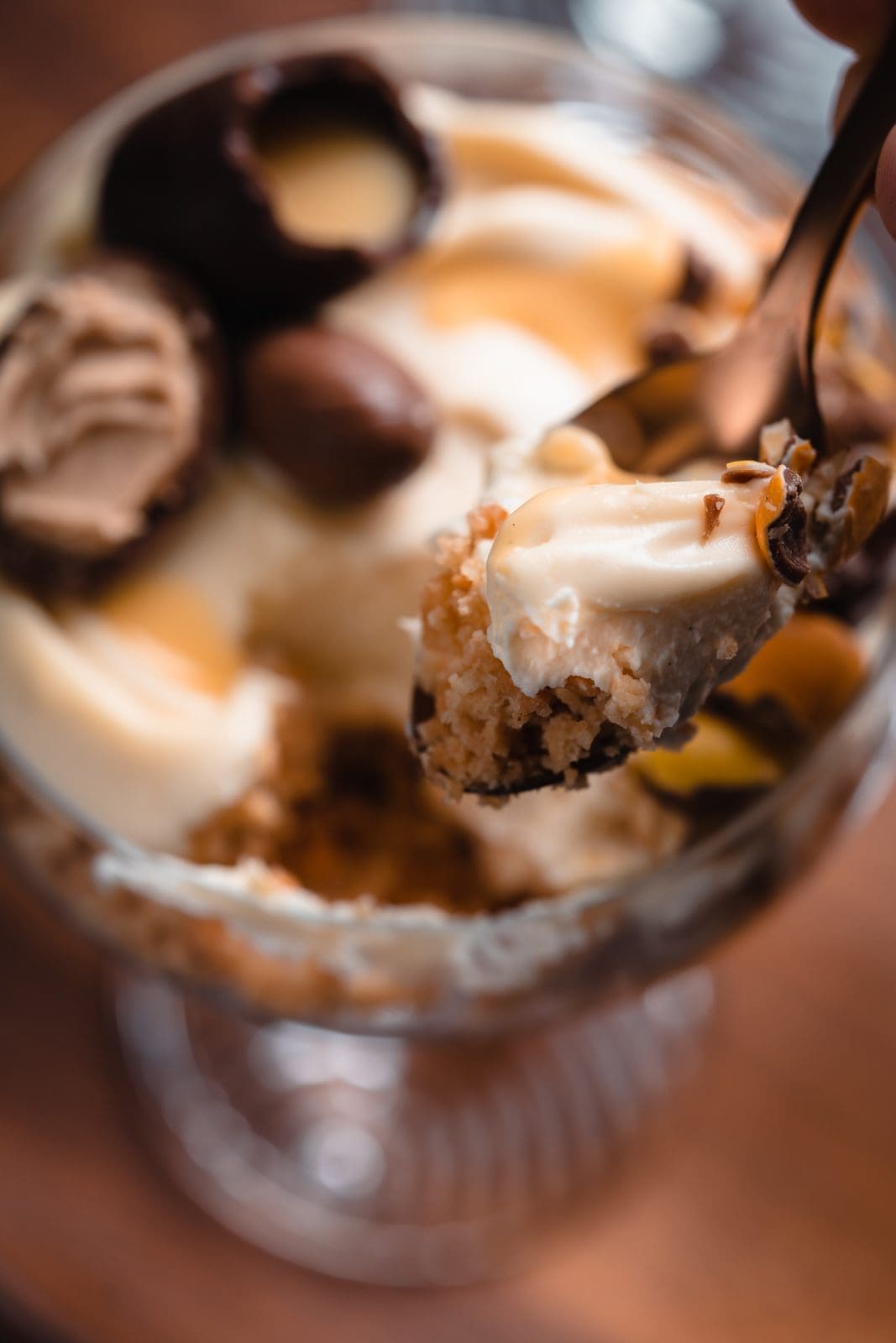 Eierlikör-Cheesecake im Glas: Ein einfaches und köstliches Dessert aus cremigem Frischkäse und süßem Eierlikör, serviert in hübschen Gläsern.