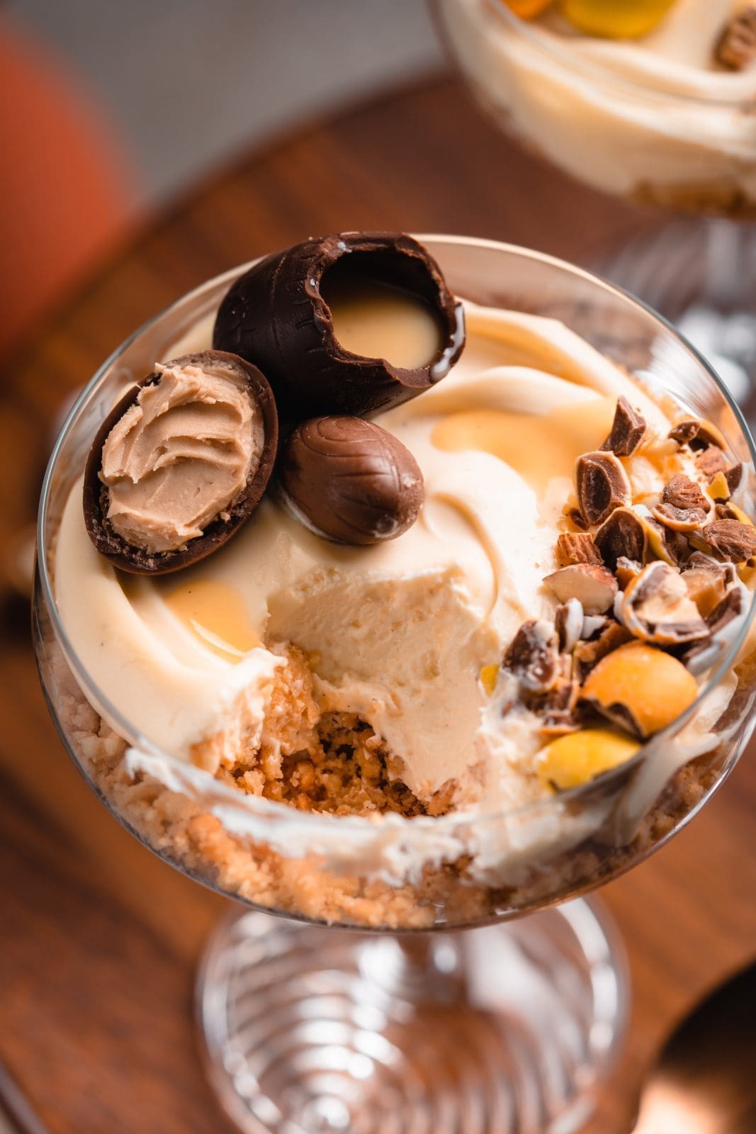 Eierlikör-Cheesecake im Glas: Ein einfaches und köstliches Dessert aus cremigem Frischkäse und süßem Eierlikör, serviert in hübschen Gläsern.