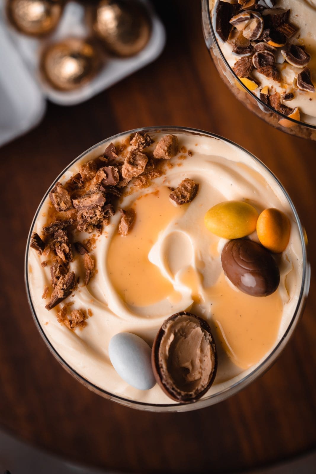 Eierlikör-Cheesecake im Glas: Ein einfaches und köstliches Dessert aus cremigem Frischkäse und süßem Eierlikör, serviert in hübschen Gläsern.