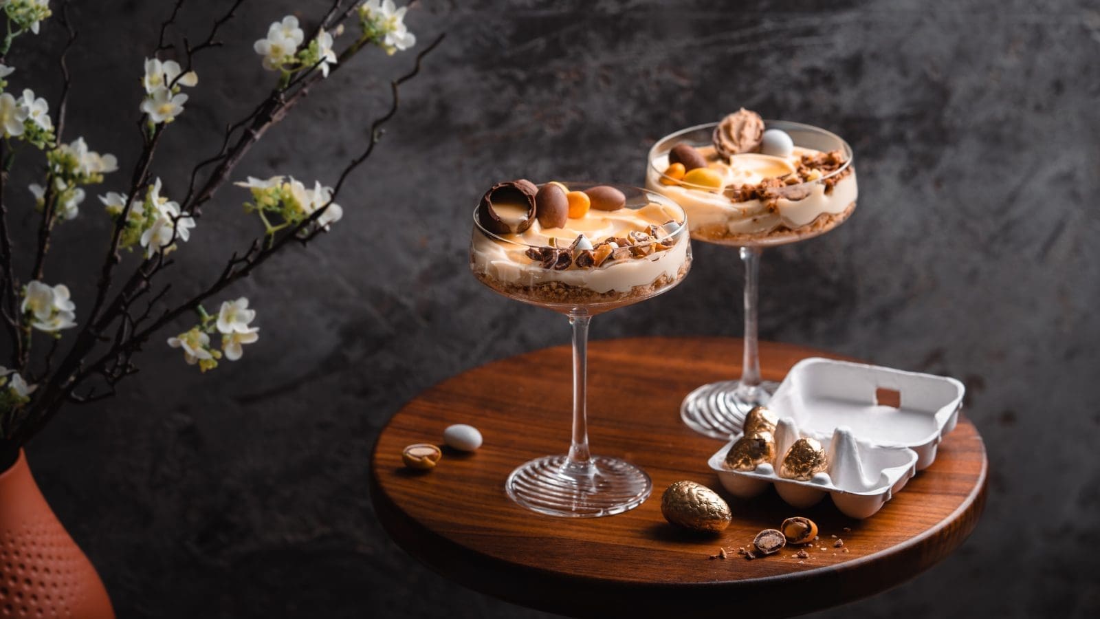 Eierlikör-Cheesecake im Glas: Ein einfaches und köstliches Dessert aus cremigem Frischkäse und süßem Eierlikör, serviert in hübschen Gläsern.