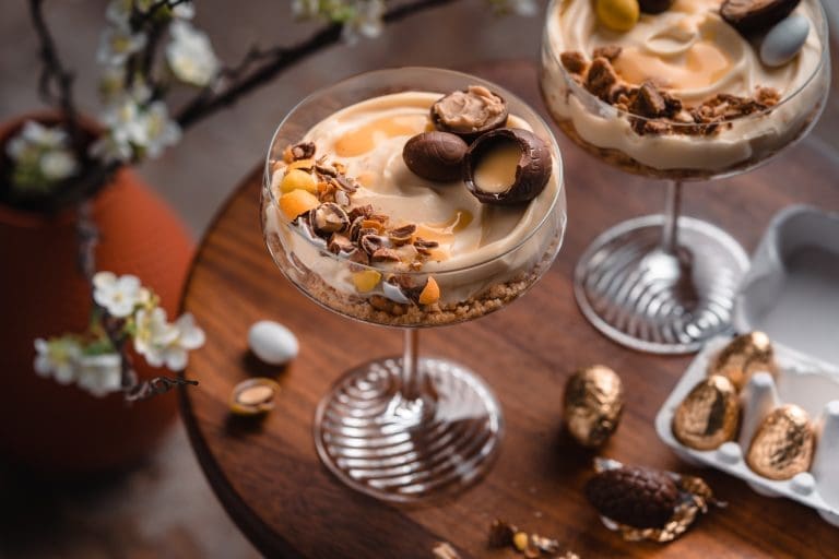 Eierlikör-Cheesecake im Glas: Ein einfaches und köstliches Dessert aus cremigem Frischkäse und süßem Eierlikör, serviert in hübschen Gläsern.