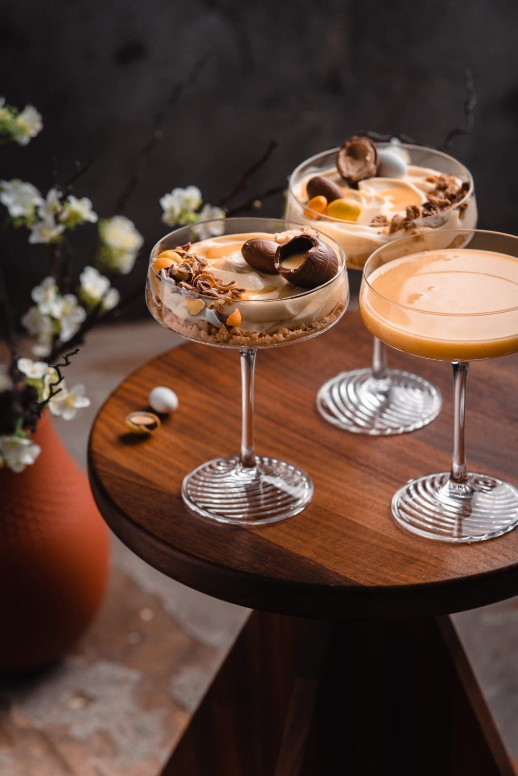 Eierlikör-Cheesecake im Glas: Ein einfaches und köstliches Dessert aus cremigem Frischkäse und süßem Eierlikör, serviert in hübschen Gläsern.