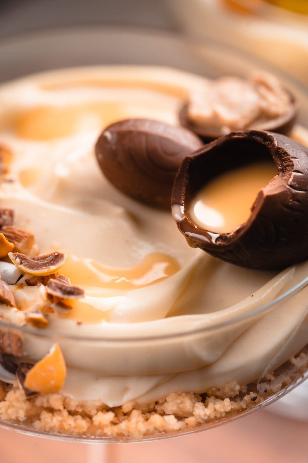 Eierlikör-Cheesecake im Glas: Ein einfaches und köstliches Dessert aus cremigem Frischkäse und süßem Eierlikör, serviert in hübschen Gläsern.