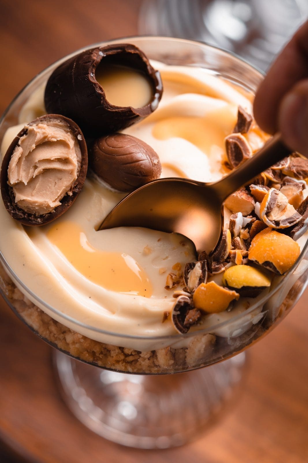 Eierlikör-Cheesecake im Glas: Ein einfaches und köstliches Dessert aus cremigem Frischkäse und süßem Eierlikör, serviert in hübschen Gläsern.