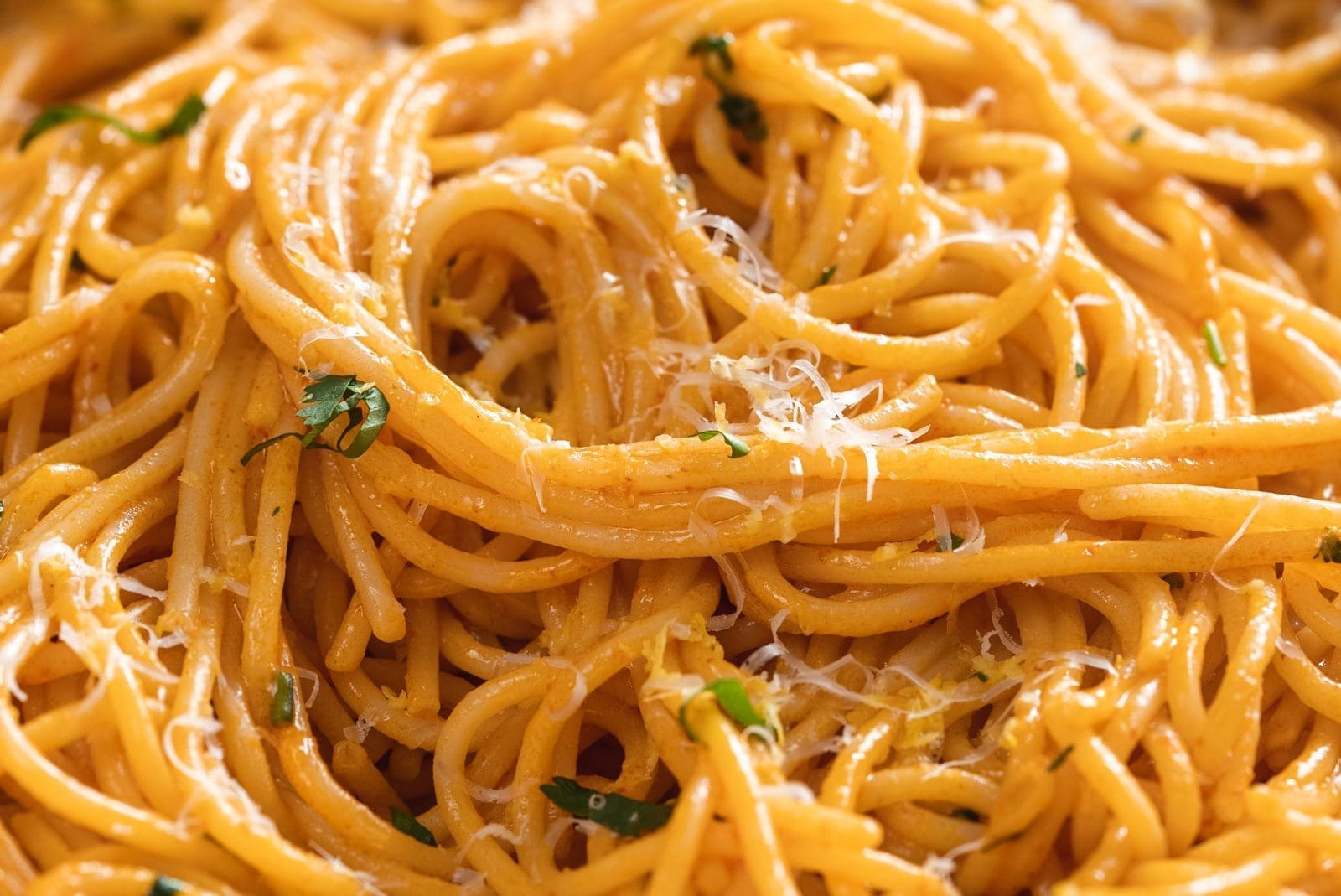 Feurige Sriracha Pasta | In 15 Minuten zubereitet! 6 Rezept für unsere feurige Sriracha Pasta. In nur 15 Minuten heiß und feurig auf dem Tisch. Aber was die Schärfe angeht, kann gerne variiert werden.