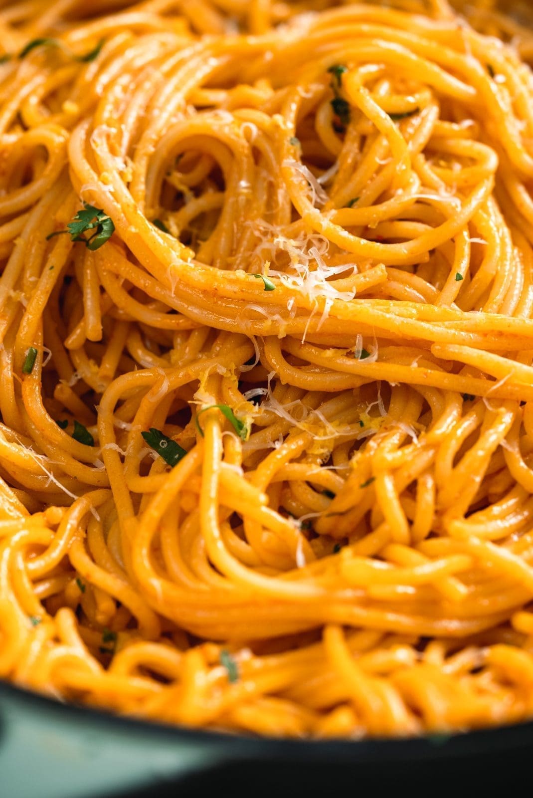 Feurige Sriracha Pasta | In 15 Minuten zubereitet! 3 probiert doch mal unser schnelles und einfaches Sriracha Pasta Rezept aus! Diese köstliche Nudelgericht hat einen scharfen und würzigen Kick dank Sriracha. Perfekt für alle, die scharfes Essen lieben! Es ist super einfach zuzubereiten und eignet sich ideal für ein schnelles Abendessen oder Mittagessen. Also los geht's, lasst euch von Sriracha verzaubern und genießt die leckere Sriracha Pasta!