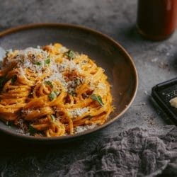 probiert doch mal unser schnelles und einfaches Sriracha Pasta Rezept aus! Diese köstliche Nudelgericht hat einen scharfen und würzigen Kick dank Sriracha. Perfekt für alle, die scharfes Essen lieben! Es ist super einfach zuzubereiten und eignet sich ideal für ein schnelles Abendessen oder Mittagessen. Also los geht's, lasst euch von Sriracha verzaubern und genießt die leckere Sriracha Pasta!