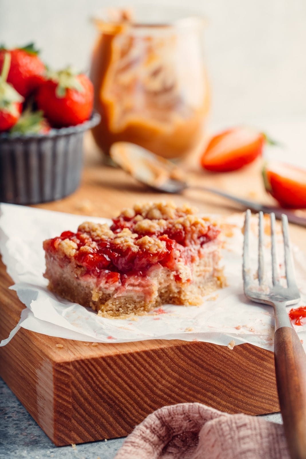 Rezept für Erdbeer-Erdnussbutter-Schnitten. Unser 1. Erdbeer-Rezept in diesem Jahr. Ein einfacher und schneller süßer Snack für jeden Anlass.