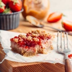 Rezept für Erdbeer-Erdnussbutter-Schnitten. Unser 1. Erdbeer-Rezept in diesem Jahr. Ein einfacher und schneller süßer Snack für jeden Anlass.