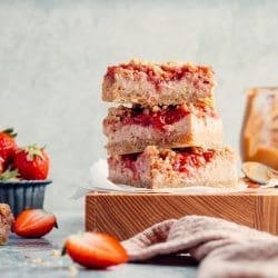 Erdbeer-Erdnussbutter-Schnitten: Der ultimative süße Snack für den Frühling! 9 Rezept für Erdbeer-Erdnussbutter-Schnitten. Unser 1. Erdbeer-Rezept in diesem Jahr. Ein einfacher und schneller süßer Snack für jeden Anlass.
