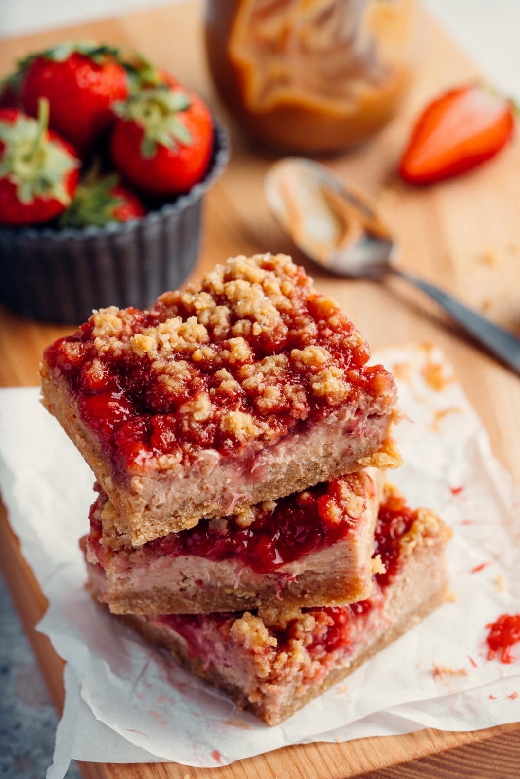 Rezept für Erdbeer-Erdnussbutter-Schnitten. Unser 1. Erdbeer-Rezept in diesem Jahr. Ein einfacher und schneller süßer Snack für jeden Anlass.