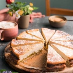 Käsekuchen mit karamelisiertem Rhabarber. Angeschnitten und 1 Stück herausgenommen.