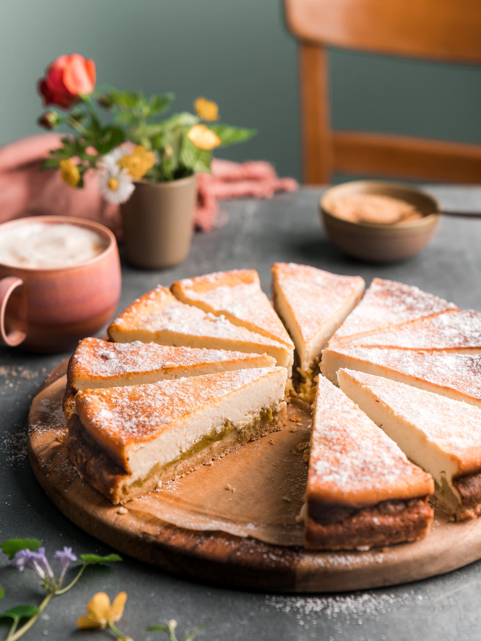 Kaesekuchen mit karamelisiertem Rhabarber 4 | Die Rhabarber-Saison hat gerade begonnen und wir warten sehnlichst auf ein paar frische Stängel aus Muddis Garten. Die ersten dünnen Stangen können schon geerntet werden, aber wir müssen leider noch bis zum Wochenende warten, um sei zu verarbeiten. Bis dahin bedienen wir uns bei den lieben Mädels auf unseren Markt in Kalk. Und was ist das erste Rezepte, das wir in dieser Saison mit dem säuerlichen Gemüse backen? Einen Käsekuchen mit karamellisiertem Rhabarber.