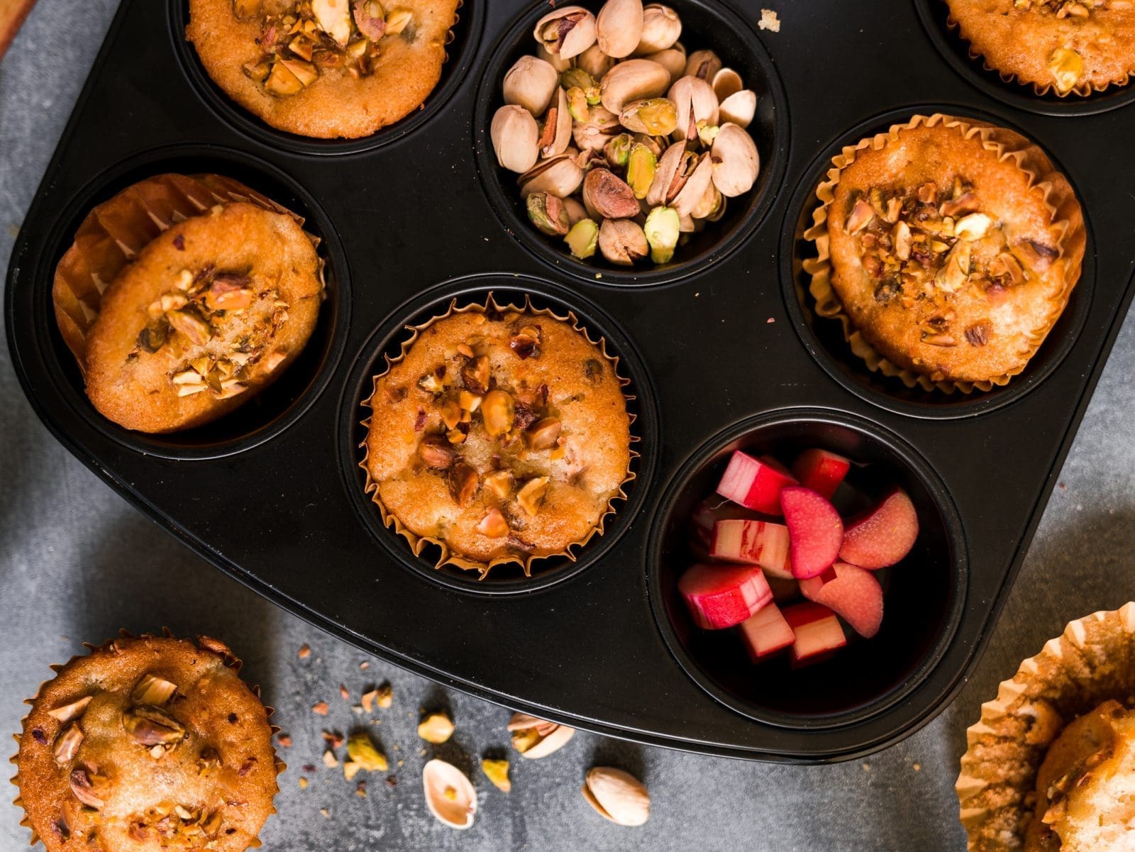 Rhabarber Pistazien Muffins 6 | Ich habe keine Ahnung, woran das liegt. Vielleicht aber daran, dass Rhabarber ja gar kein Obst, sondern ein Gemüse ist. Aber Rhabarber passt für uns doch zu so vielen verschiedenen Gerichten. Wir lieben ihn natürlich in jeder Form von Kuchen, in Gebäcken, als Marmeladen oder als Kompotte.  Und auch zu unserer "Fix auf dem Tisch"-Runde bleibt es aber bei süß. Wir haben dafür Rhabarber-Muffins mit Pistazien gezaubert.