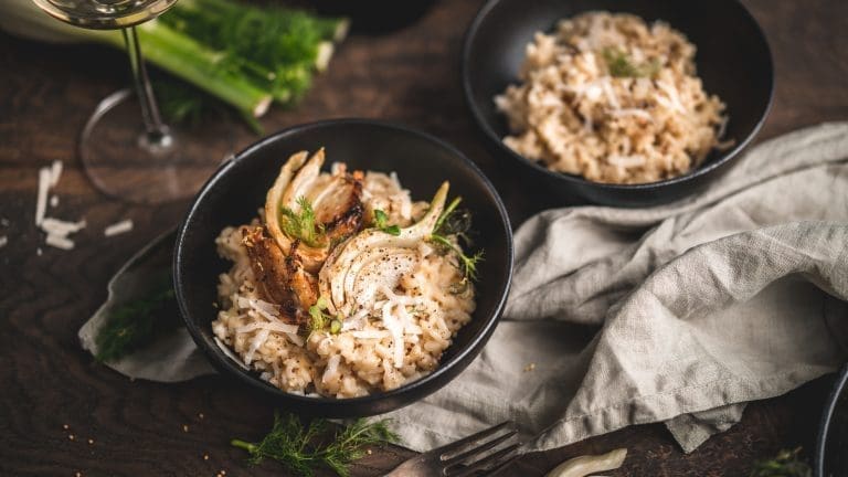 Riesling Risotto 2 | Es gibt kaum etwas, das so zuverlässig glücklich macht wie ein Teller Pasta – oder ein cremiges Risotto. Kein Wunder, dass diese Gerichte bei uns ständig auf dem Tisch stehen.