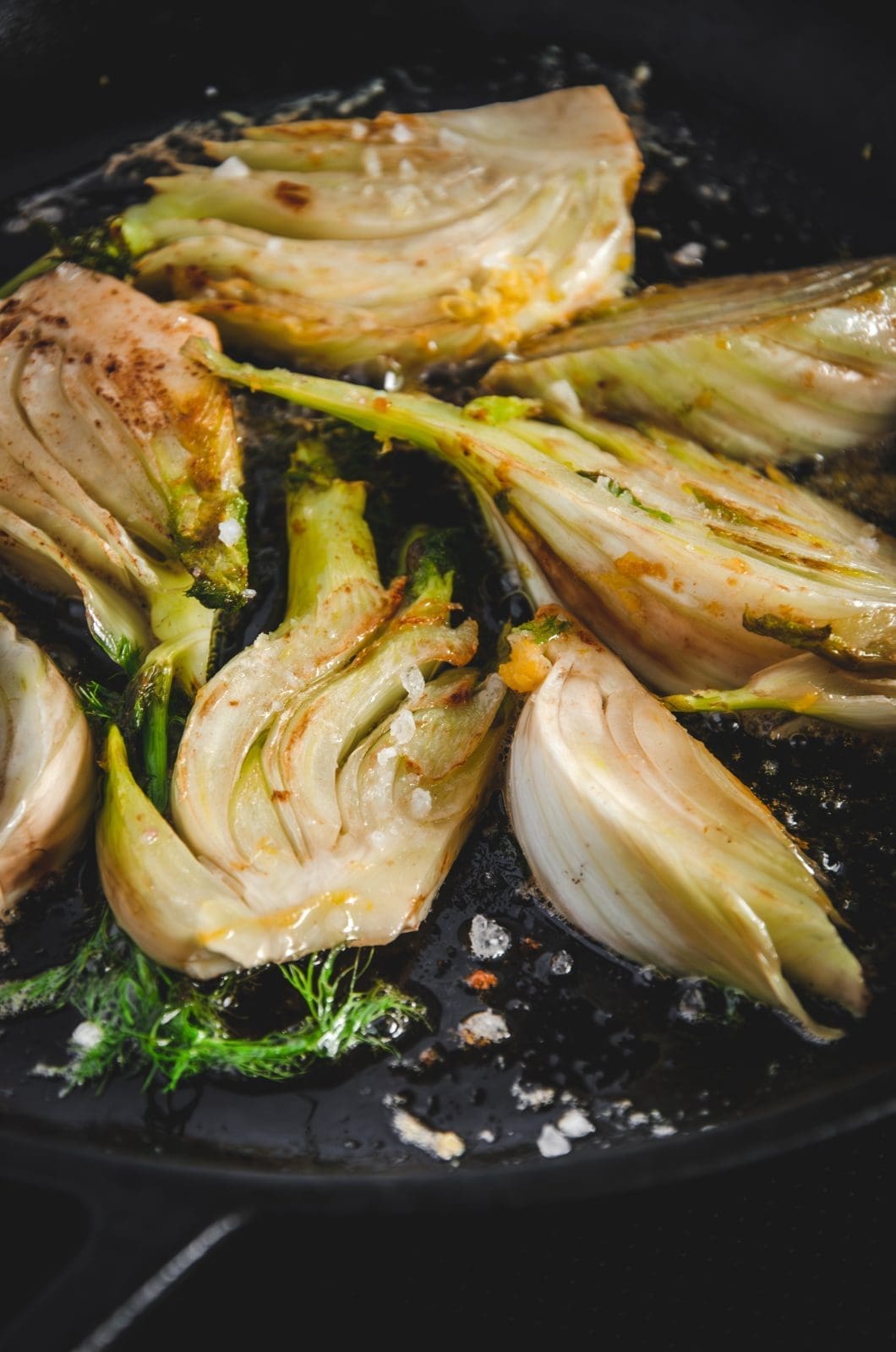 Riesling Risotto 4 | In den Tiefen unseres Blogs haben wir ein altes Schätzchen entdeckt: ein tolles Rezept für ein cremiges Rieslingrisotto, das dringend eine Auffrischung benötigte. Unsere liebe Mitarbeiterin Lea hat sich dem Projekt mit Begeisterung angenommen und das Rezept nicht nur erneut gekocht, sondern natürlich auch sofort richtig schön neu in Szene gesetzt und unser Rezept einen neuen Anstrich verpasst. Während Sascha und ich auf Entdeckungsreise waren, nutzte Lea die Gelegenheit, um im Studio ihre eigene Interpretation des Rezeptes umzusetzen. Statt der gekochten Eier, die wir einst als Beilage empfohlen hatten, hat Lea das Rieslingrisotto mit köstlich gebratenem Fenchel zubereitet – und wir müssen zugeben, das Ergebnis ist noch umwerfender als das Original. Also lasst euch von unserem gemeinsamen Rezept für ein Rieslingrisotto mit gebratenem Fenchel begeistern und legt gleich los, es selber auf euren Tisch zu bringen.