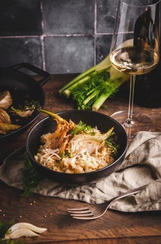 Rieslingrisotto mit gebratenem Fenchel 6 Riesling Risotto 7 | In den Tiefen unseres Blogs haben wir ein altes Schätzchen entdeckt: ein tolles Rezept für ein cremiges Rieslingrisotto, das dringend eine Auffrischung benötigte. Unsere liebe Mitarbeiterin Lea hat sich dem Projekt mit Begeisterung angenommen und das Rezept nicht nur erneut gekocht, sondern natürlich auch sofort richtig schön neu in Szene gesetzt und unser Rezept einen neuen Anstrich verpasst. Während Sascha und ich auf Entdeckungsreise waren, nutzte Lea die Gelegenheit, um im Studio ihre eigene Interpretation des Rezeptes umzusetzen. Statt der gekochten Eier, die wir einst als Beilage empfohlen hatten, hat Lea das Rieslingrisotto mit köstlich gebratenem Fenchel zubereitet – und wir müssen zugeben, das Ergebnis ist noch umwerfender als das Original. Also lasst euch von unserem gemeinsamen Rezept für ein Rieslingrisotto mit gebratenem Fenchel begeistern und legt gleich los, es selber auf euren Tisch zu bringen.